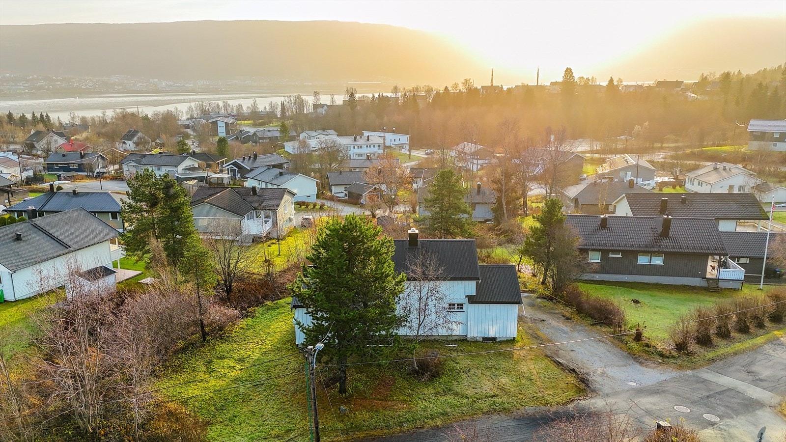 Aktiv Eiendomsmegling v/Tomi C. Johansen, presenterer her en enebolig med fortreffelig beliggenhet og eiendomstomt på ca. 1152kvm! Galleribilde