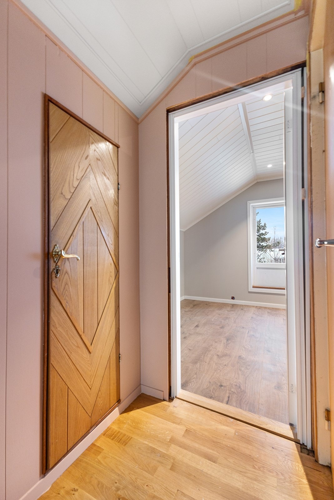 Mot ett av soverommene på loftet. Galleribilde