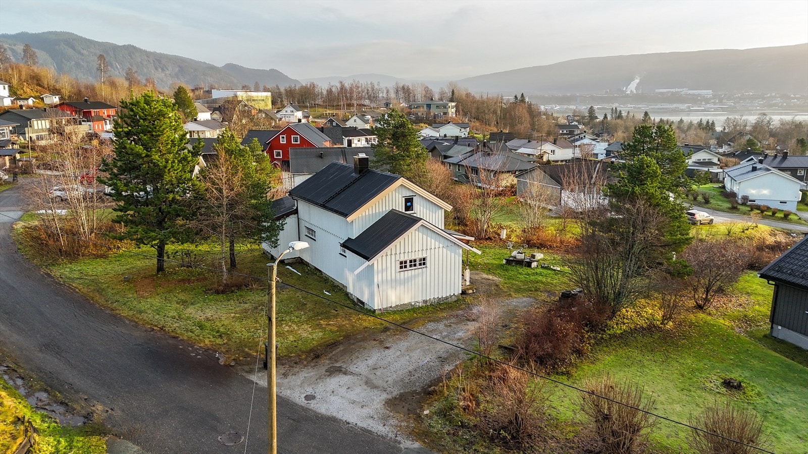 Mot eiendommen. Svært bra plassering mtp. utsikt og solforhold. Galleribilde