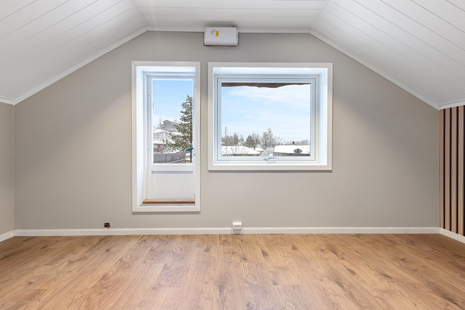 Soverom 2 på loftet. Her er det utgang til/fra, over tilbygget i 1.etg(meget fin utsikt derfra) Galleribilde