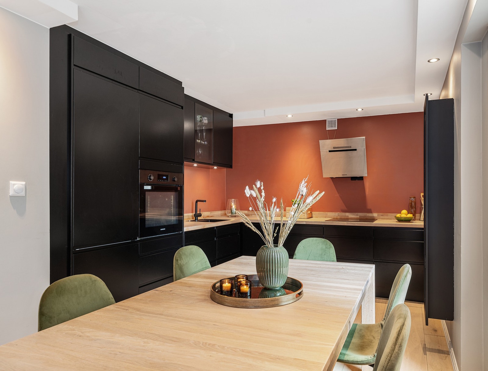 Leiligheten har nytt kjøkken fra 2022 og utnytter plassen godt med en praktisk og åpen løsning. Galleribilde