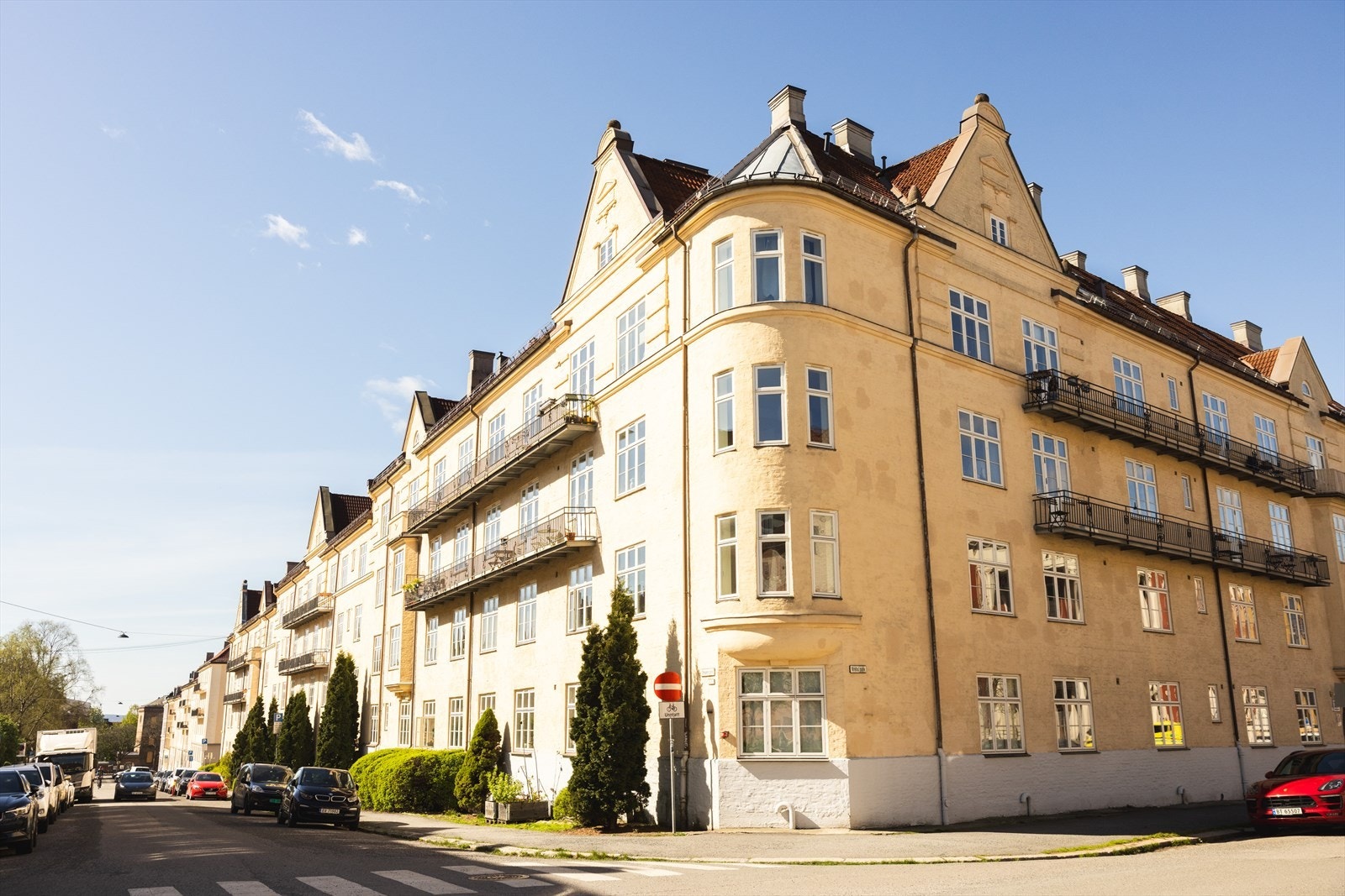 Hvis du er opptatt av å bo godt og ha alt av fasiliteter i umiddelbar nærhet, er dette leiligheten for deg. Velkommen til visning! Galleribilde