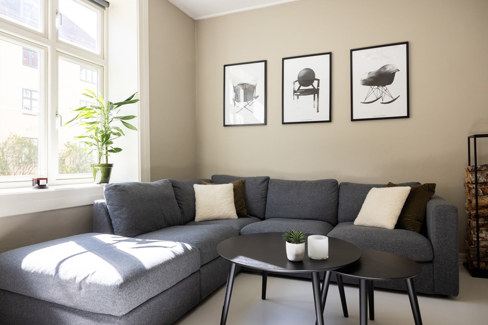 Leiligheten ligger i høy 1.etasje og oppleves skjermet og rolig. Galleribilde