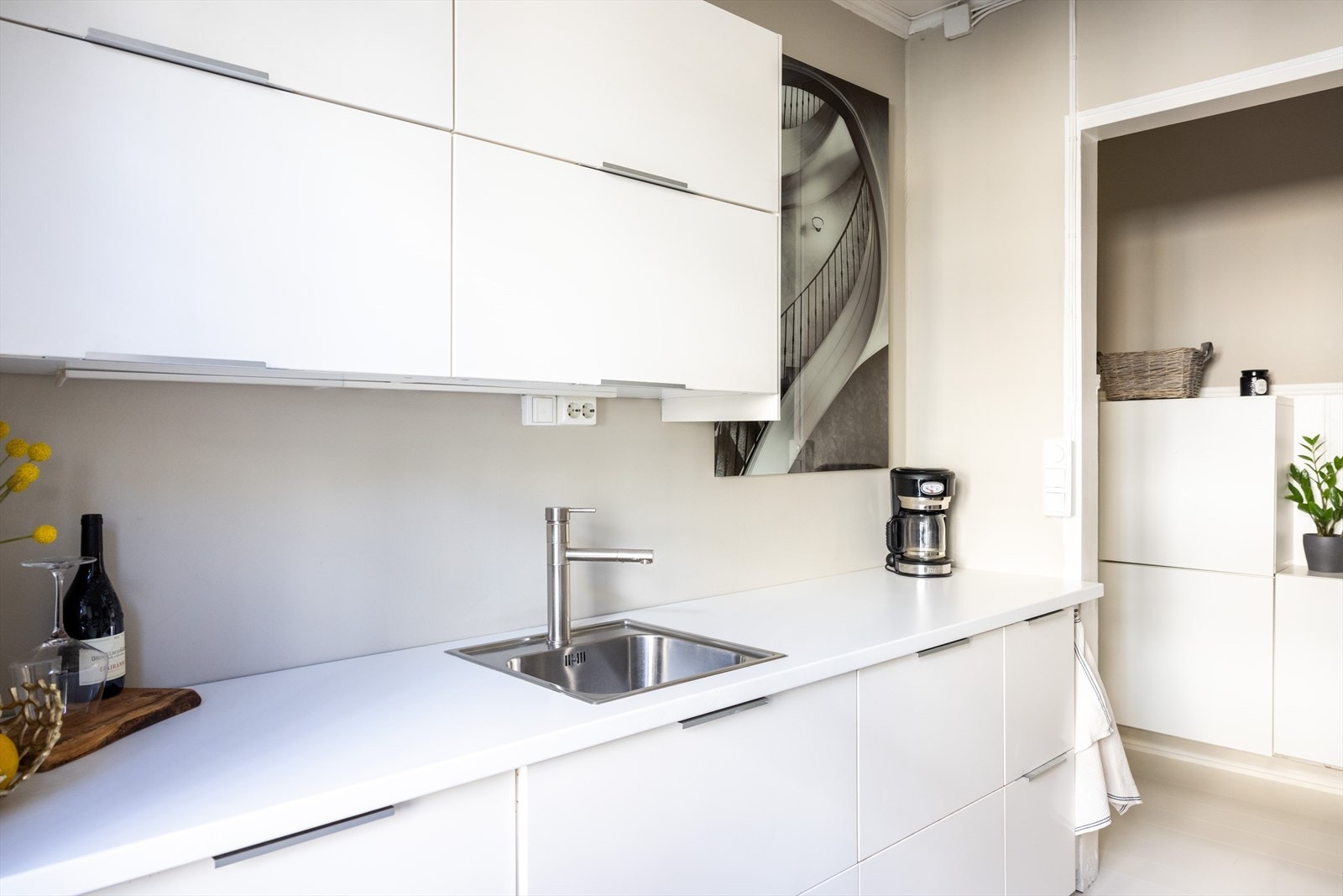 Her er det godt med skap- og benkeplass. Galleribilde