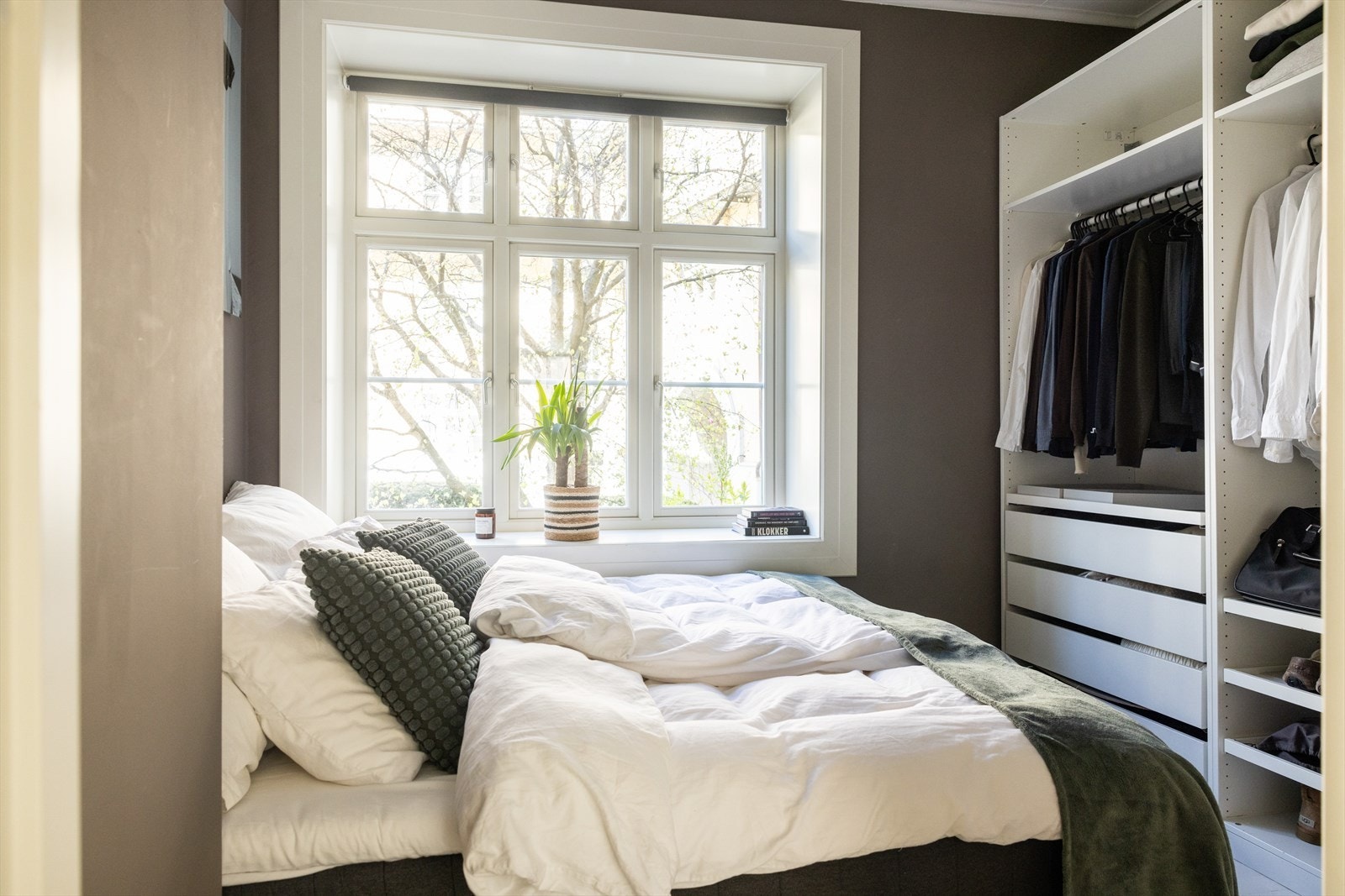Soverommet er av god størrelse, med plass til dobbeltseng og garderobeskap. Galleribilde