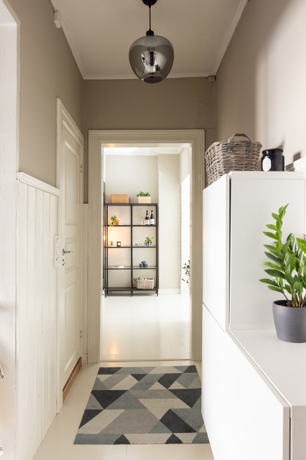 Praktisk og romslig entré som gir et godt førsteinntrykk av leiligheten. Galleribilde