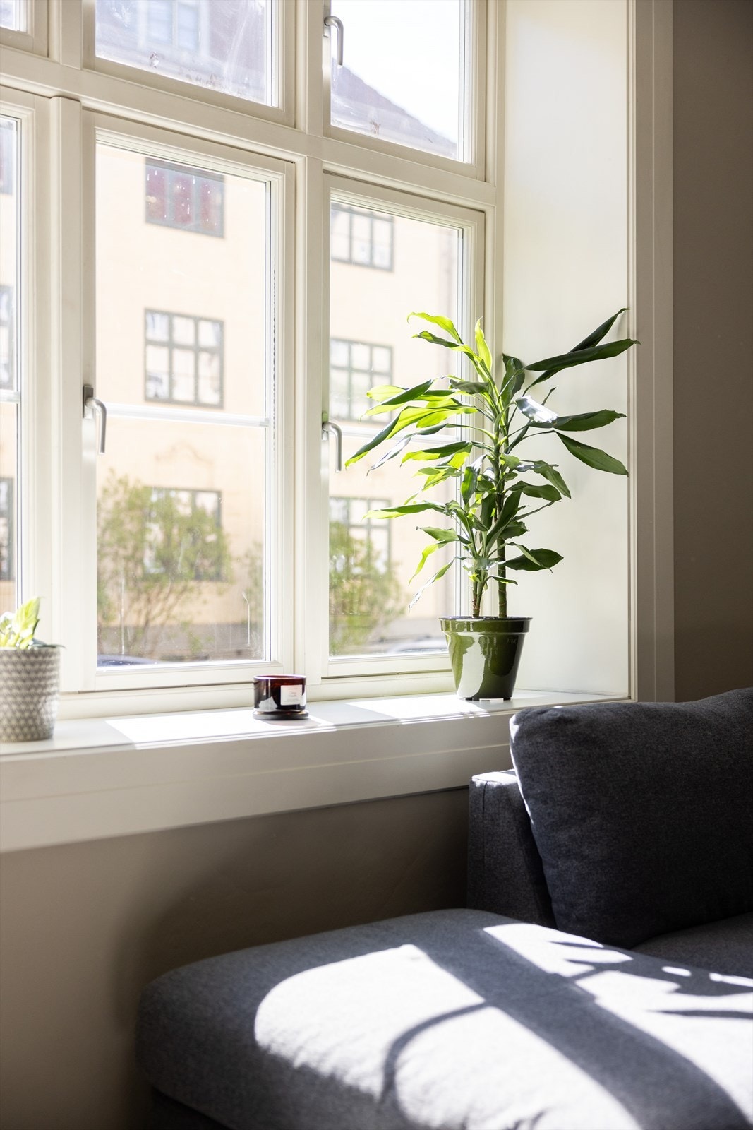 Store vindusflater med dype karmer. Galleribilde