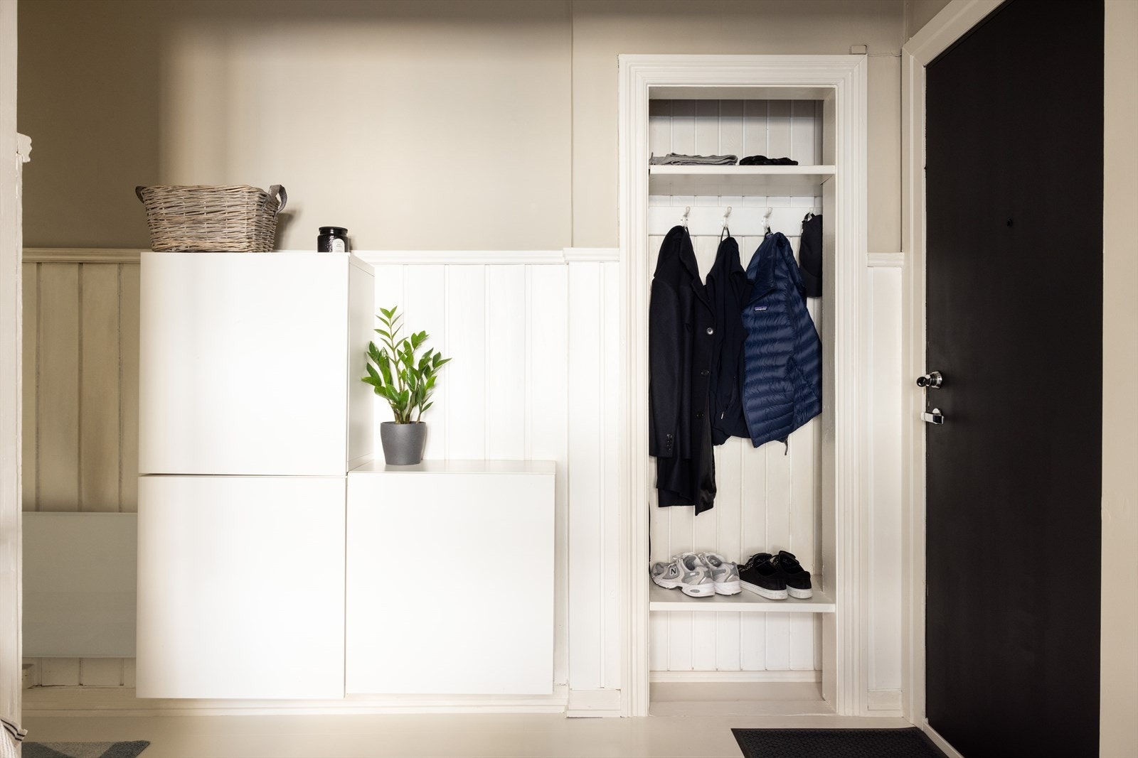 Det er plass til oppbevaring av yttertøy og sko i praktisk nisje. Galleribilde