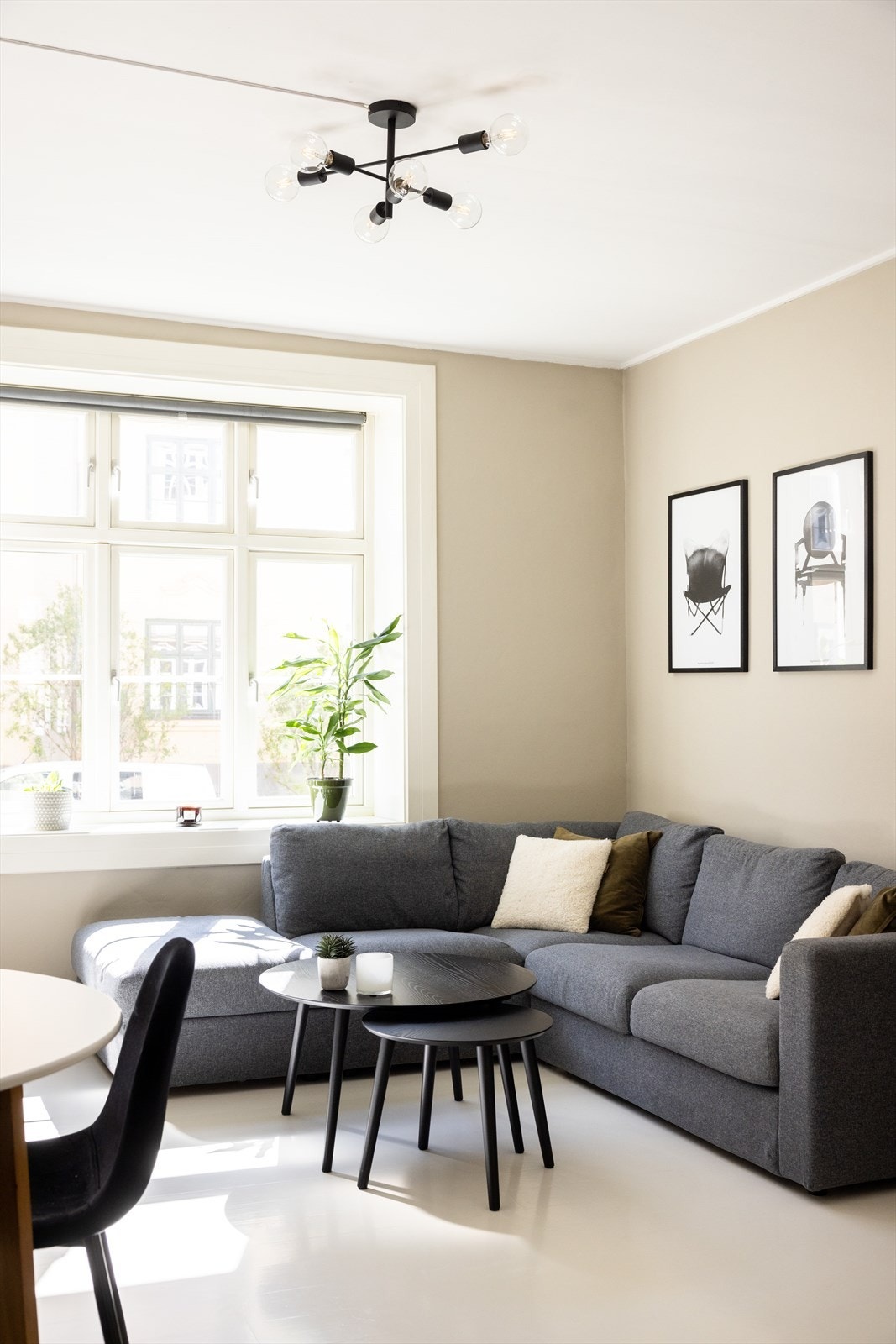 Leiligheten består av entré, stue, kjøkken, soverom og bad. Galleribilde