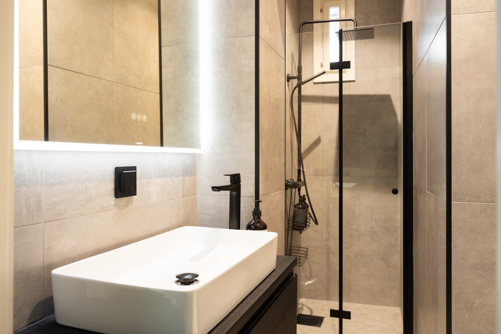 Delikat bad fra 2021 med flislagte overflater. Galleribilde