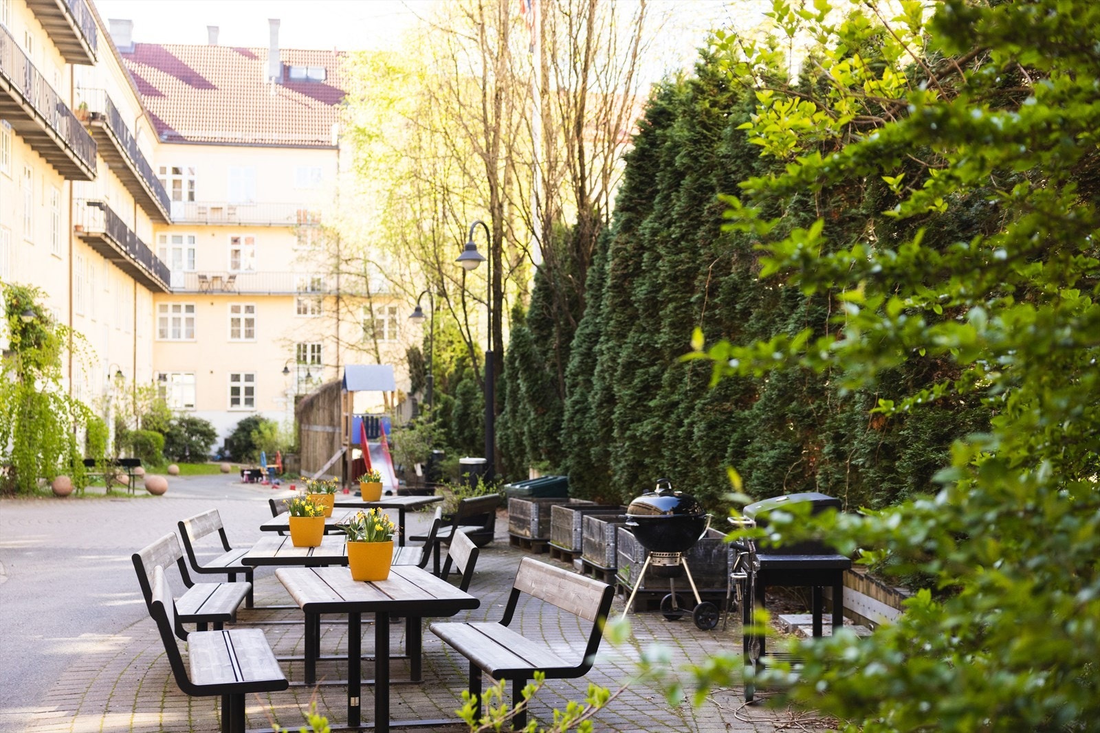 Flott, felles bakgård med utemøbler, leke- og grøntområde. Galleribilde