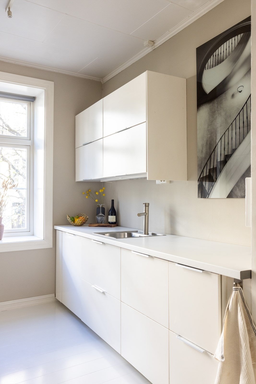 Integrerte hvitevarer i form av oppvaskmaskin, kjøl/frys, komfyr og platetopp, samt. frittstående vaskemaskin. Galleribilde