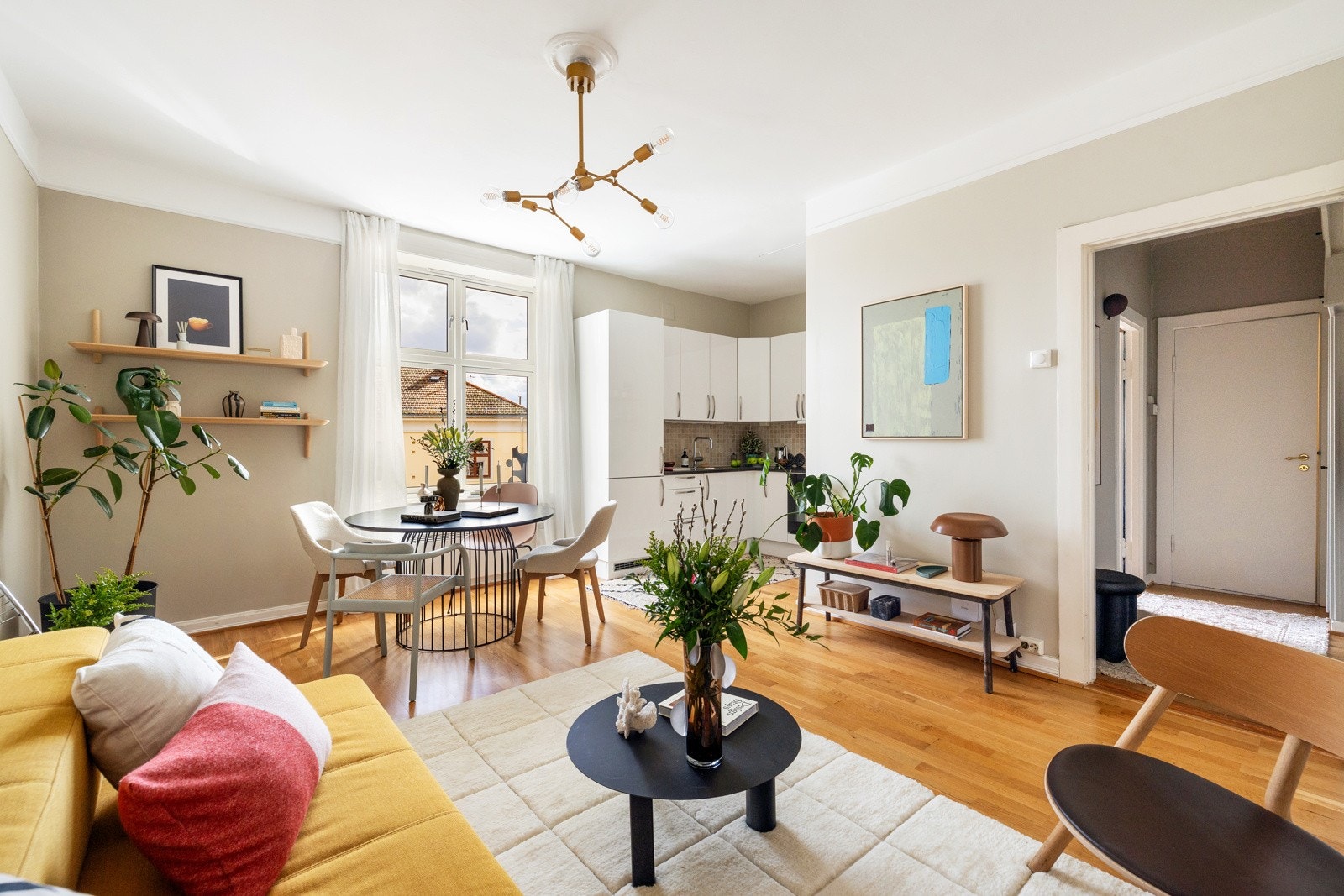 Stuen er lys og romslig, med god plass til sofagruppe og tilhørende møblement. Galleribilde