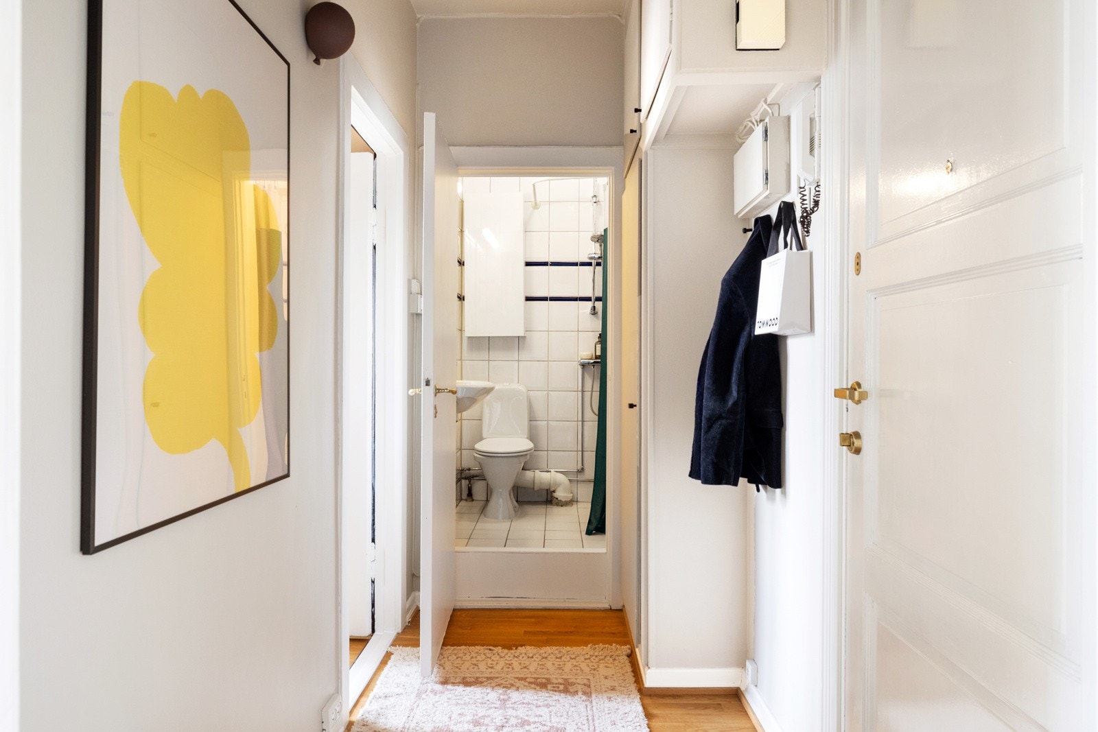 Entréen er lys og innbydende. Her er det plassbygget garderobeløsning som gir praktisk og god oppbevaring av yttertøy og sko. Galleribilde