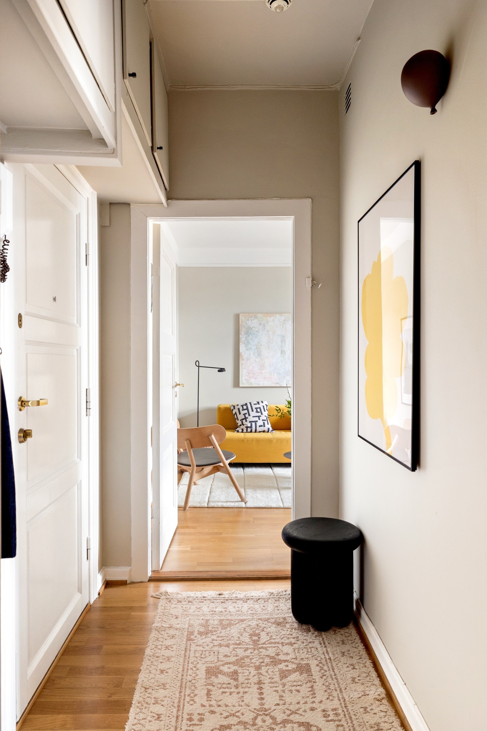 Veggene er malt i en nøytral fargetone som skaper et godt førsteinntrykk. Galleribilde