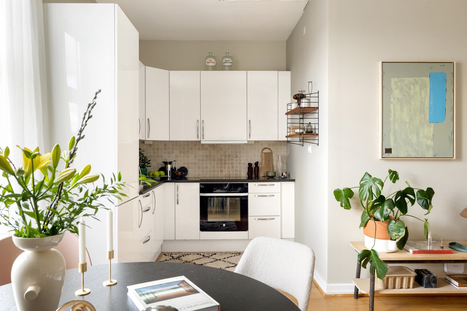 Kjøkkenet er fra JKE og har glatte, lyse fronter som gir et stilrent og tidløst uttrykk. Galleribilde