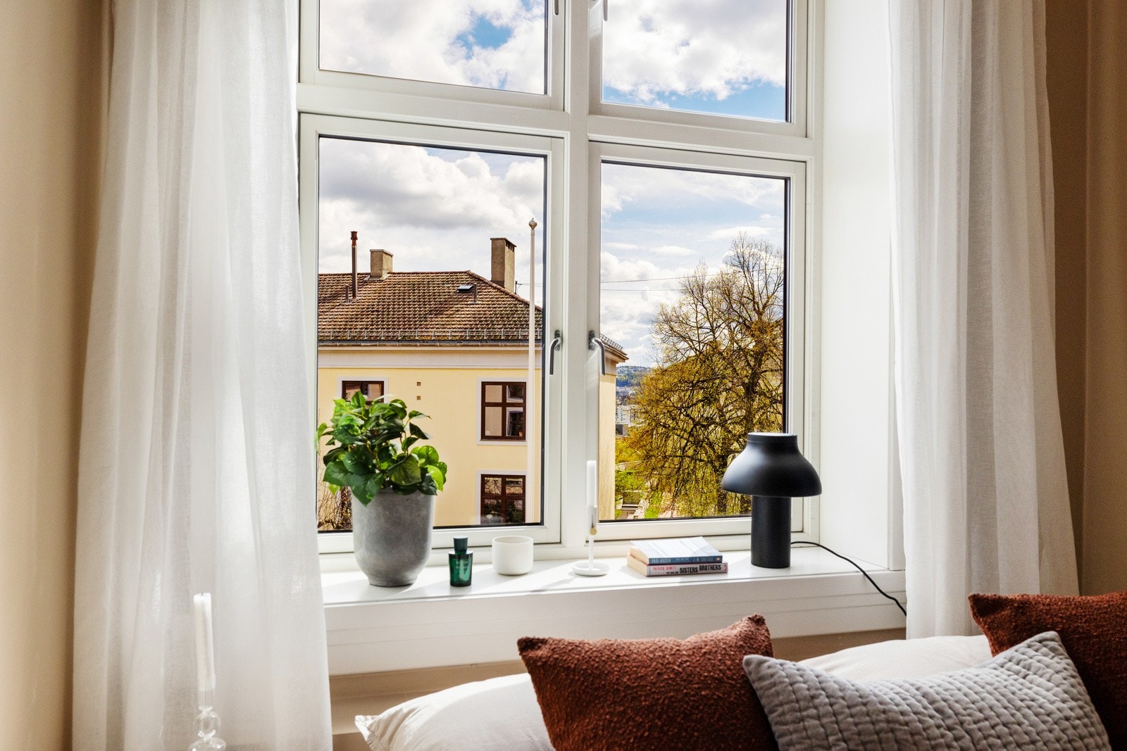 Vinduet vender mot bakgården og gir både dagslys og en stille, tilbaketrukket atmosfære. Galleribilde