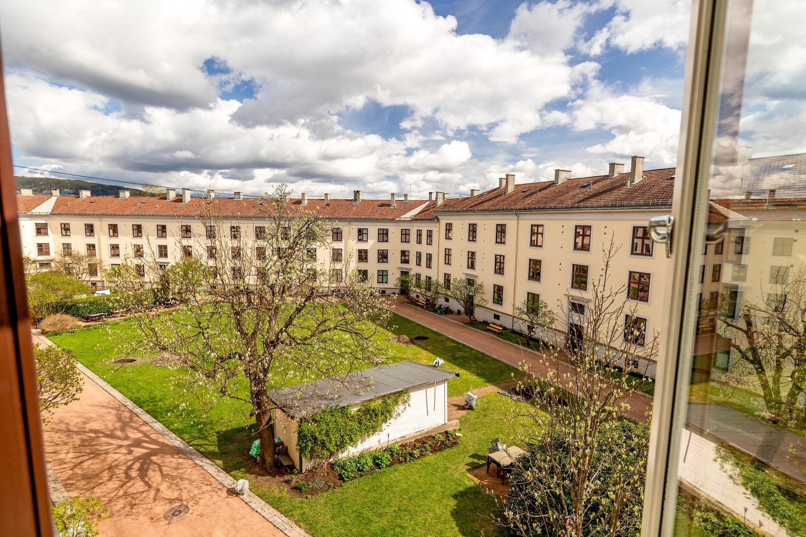 Utsikt mot den prisbelønte bakgården, tegnet av Snøhetta. Galleribilde