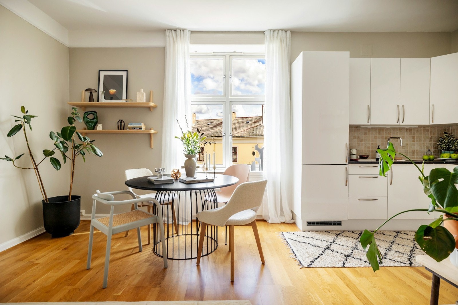 Den åpne løsningen mot kjøkkenet gir plass til spisebord og skaper et sosialt rom. Galleribilde