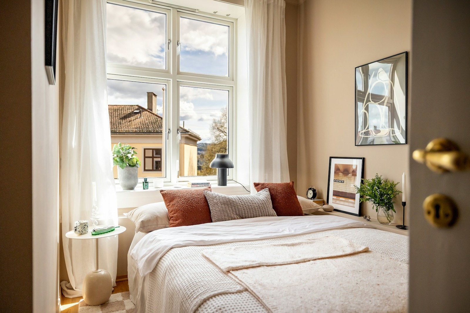 Soverommet er romslig og har plass til dobbeltseng og tilhørende nattbord. Galleribilde