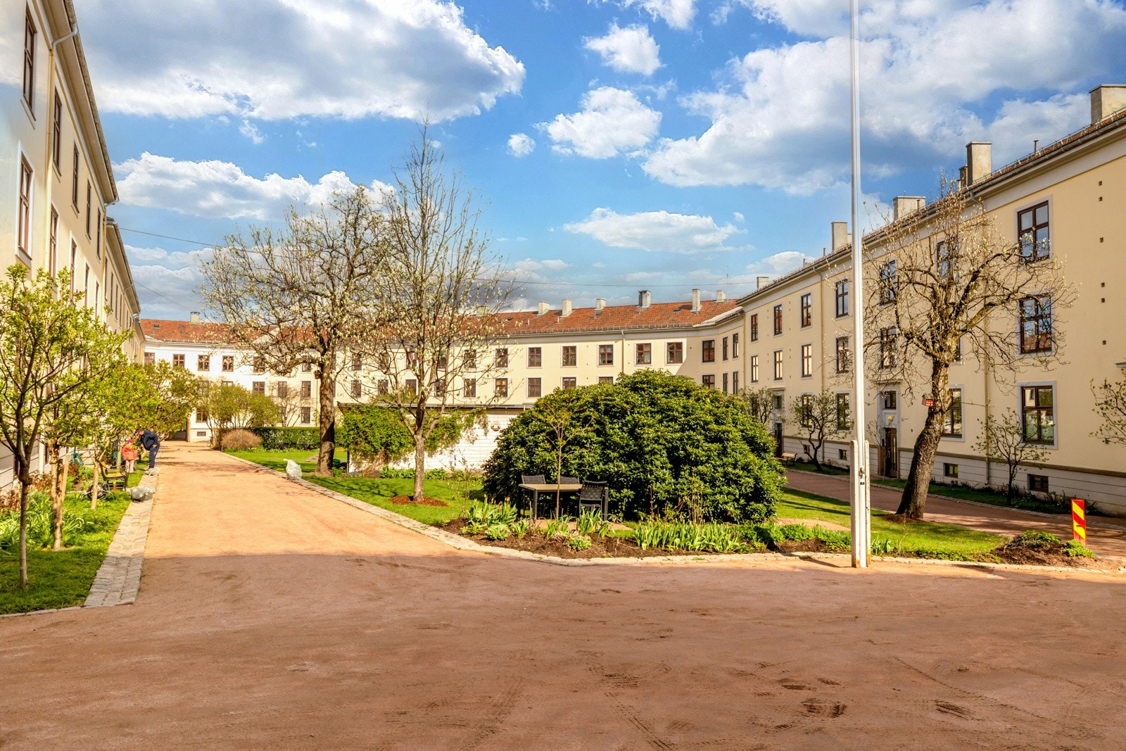 Bakgården er skjermet fra byens støy og gir en fredelig atmosfære midt i hjertet av byen. Galleribilde