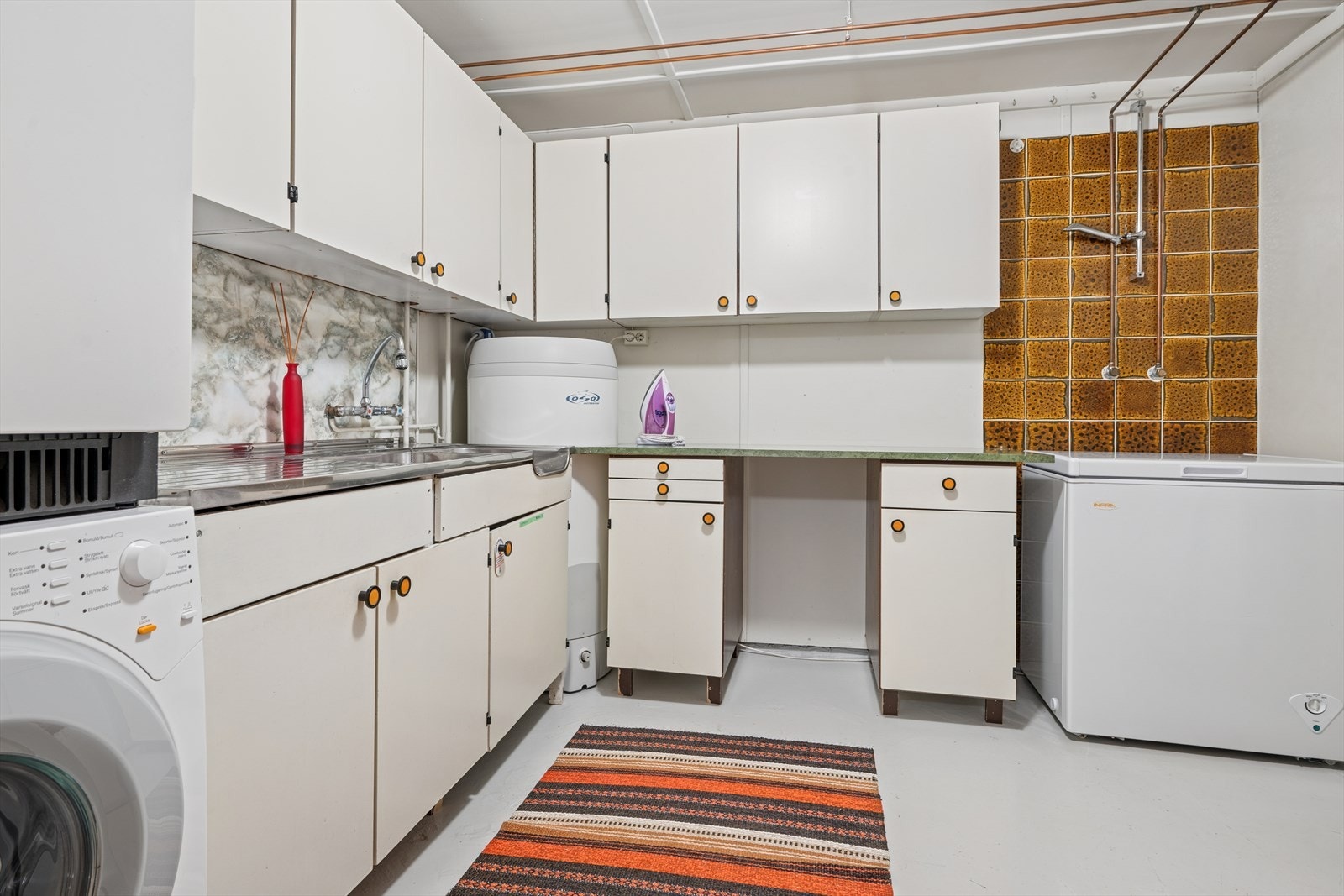 Eldre vaskerom med stor plass for holde orden. Galleribilde