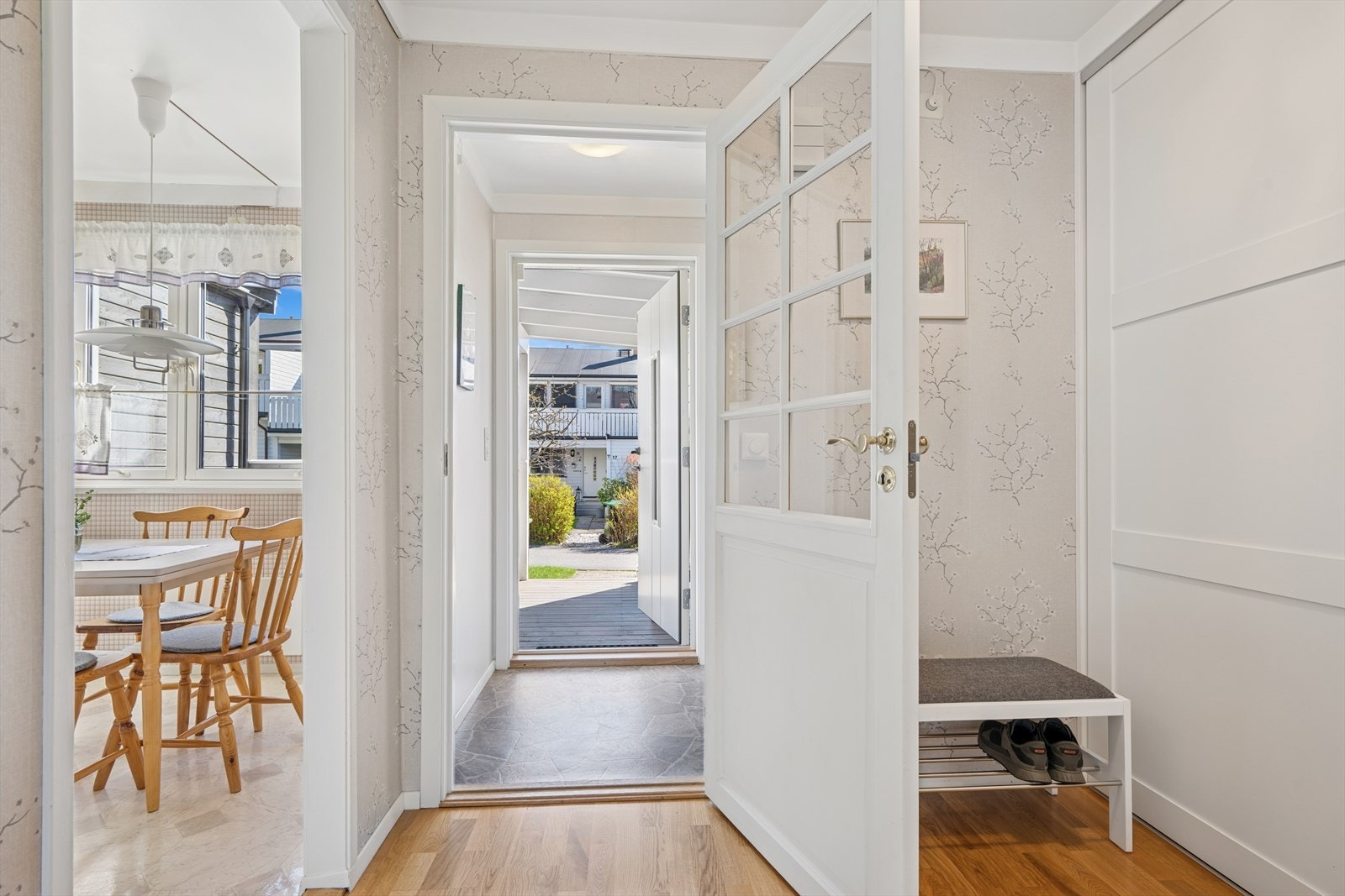 Stor og romslig entre med plass til å henge fra seg yttertøy. Galleribilde