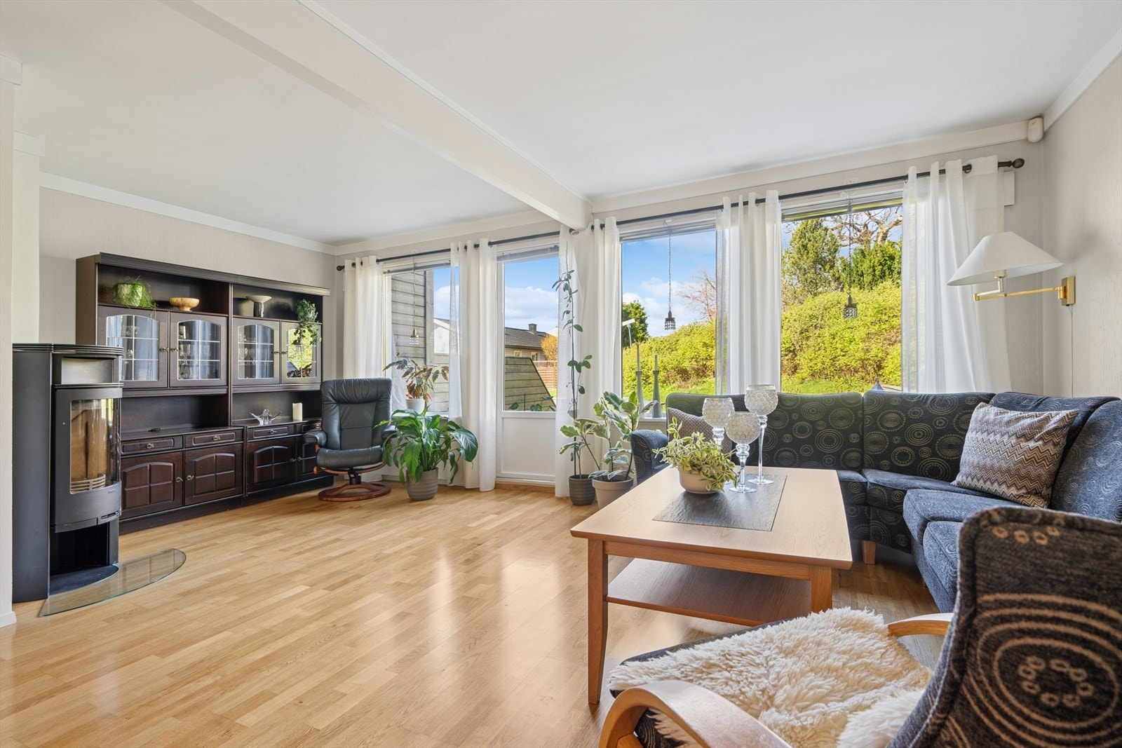 De store vindusflatene gir rikelig med naturlig lys. Galleribilde