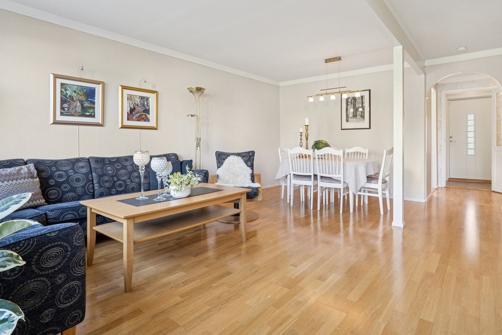 Stuen gir mange muligheter for møblering. Galleribilde