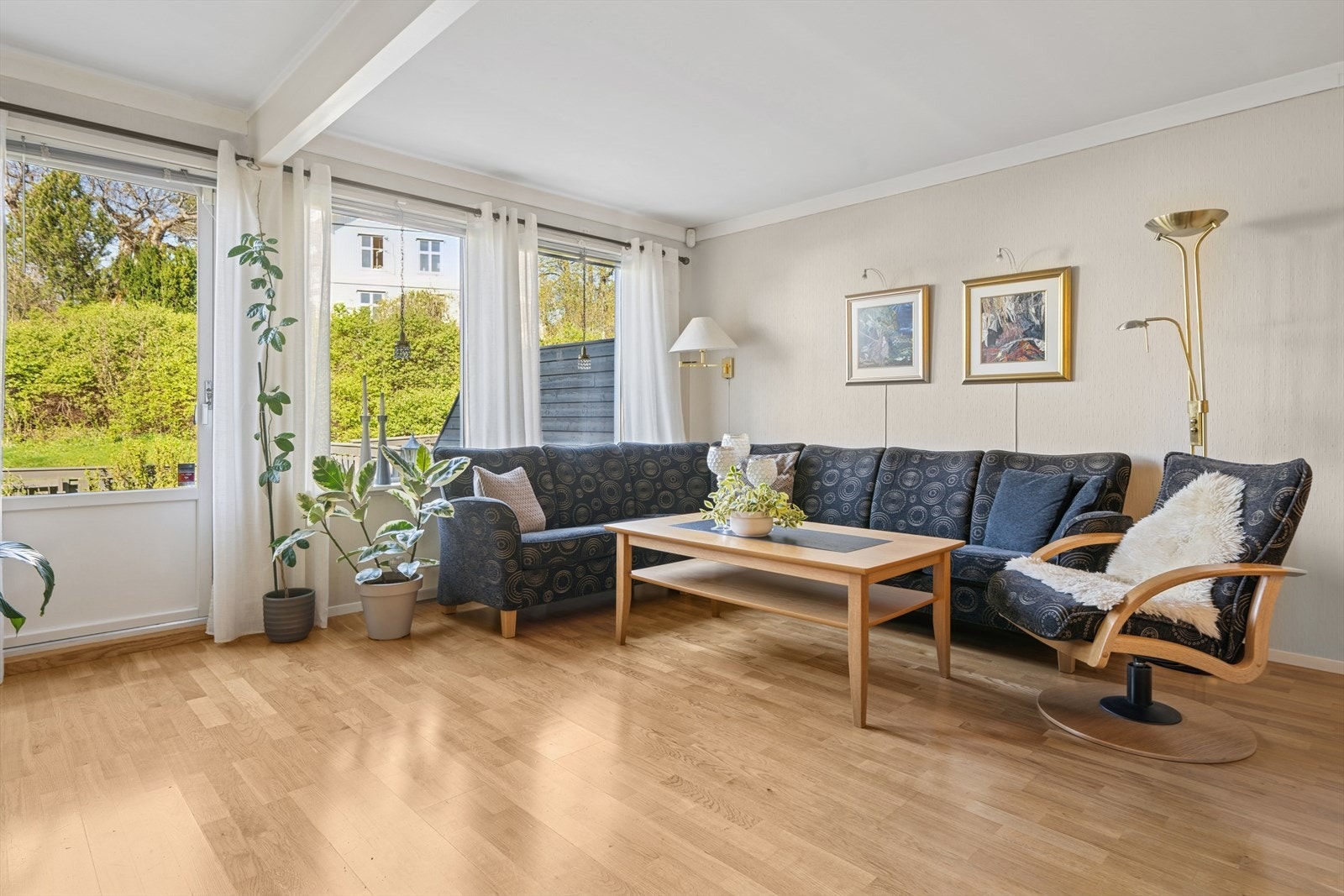 Her får man god plass til en romslig sofa med tilhørende sofabord. Galleribilde