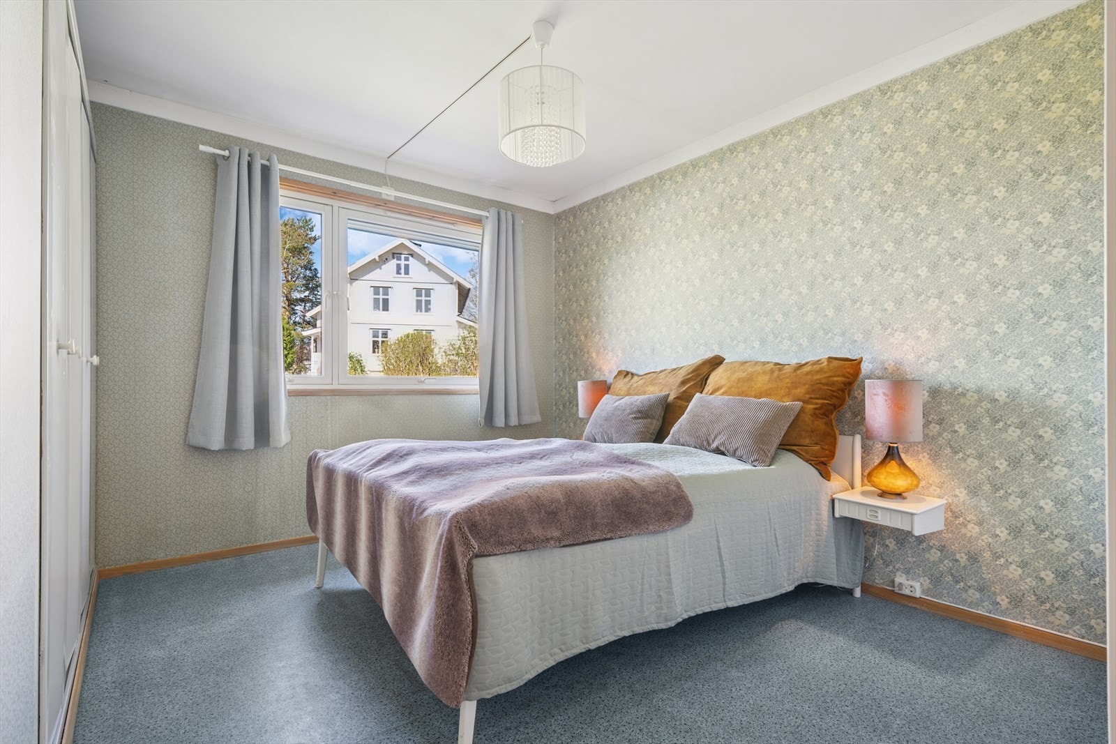 Hovedsoverommet har plass til en stor seng med tilhørende nattbord. Galleribilde