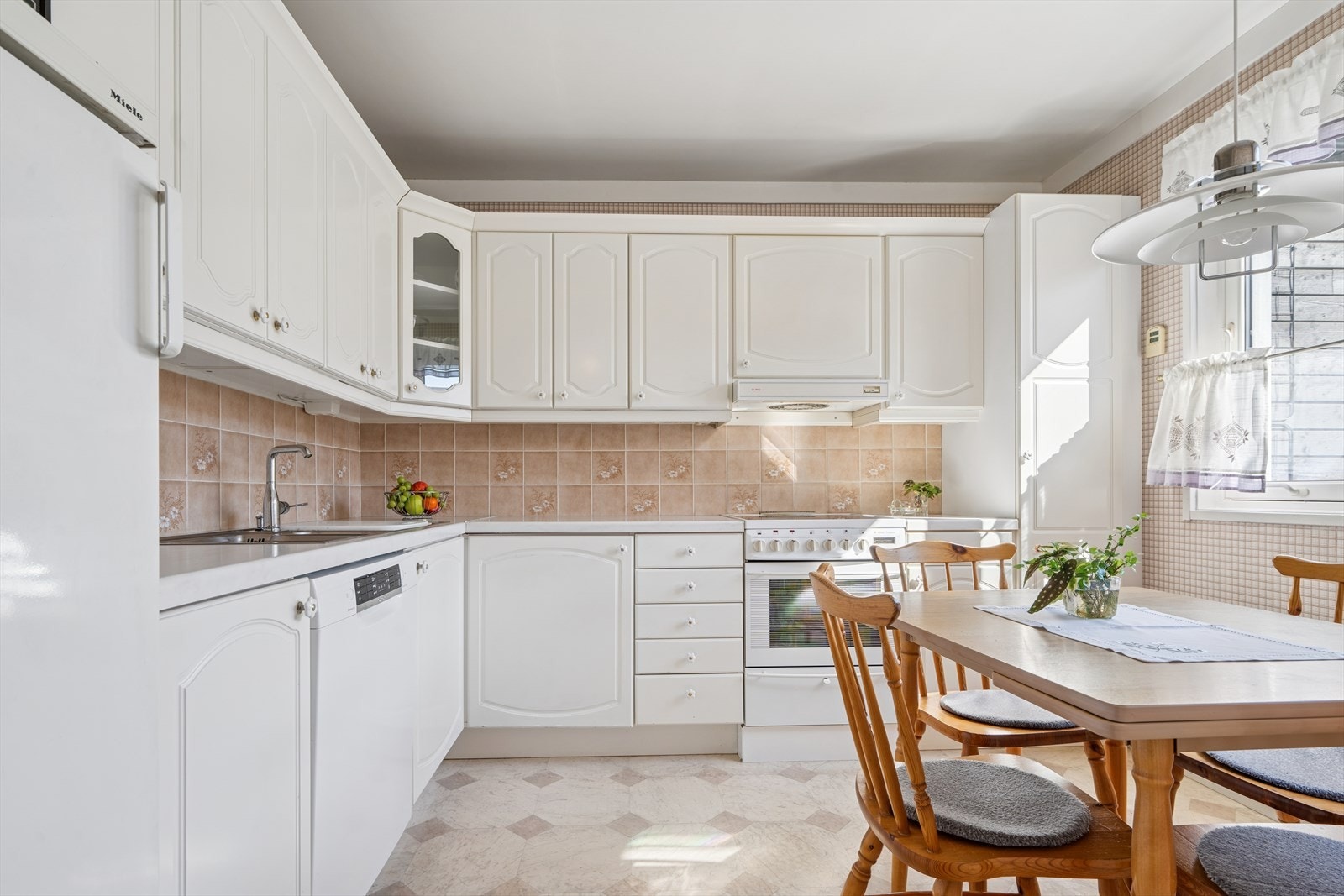 Kjøkkenet har rikelig med skap- og benkeplass. Galleribilde