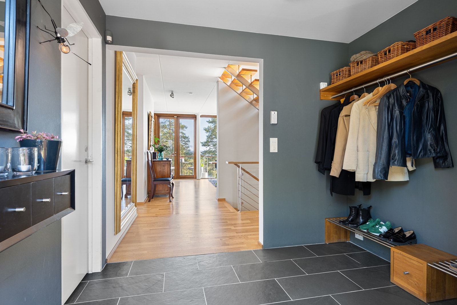 Inngangsparti med garderobe Galleribilde