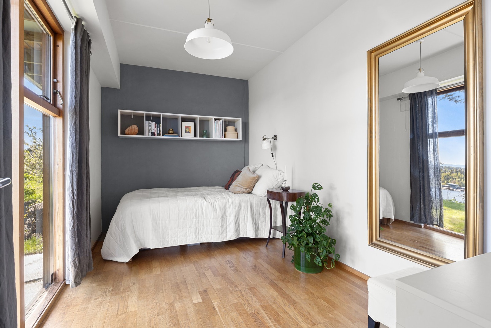 Det er 3 soverom i husets underetasje - 5 soverom totalt Galleribilde