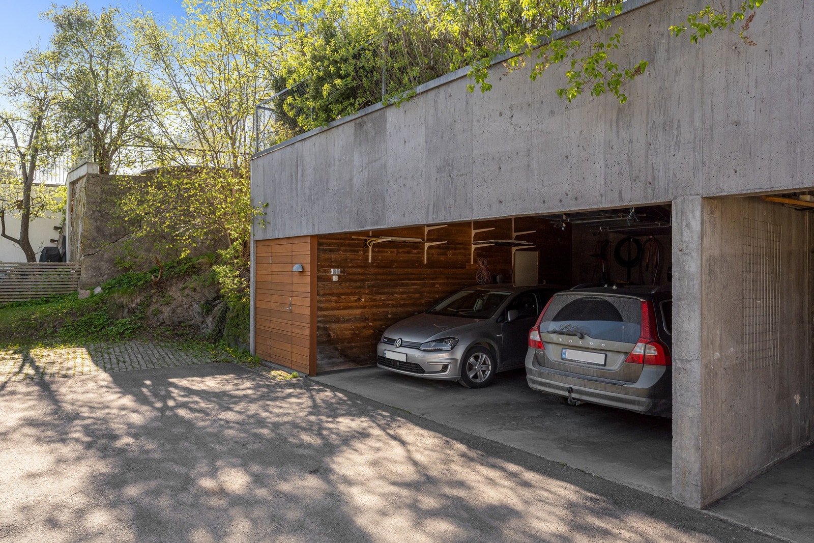 Åpen dobbelgarasje + 2 boder Galleribilde