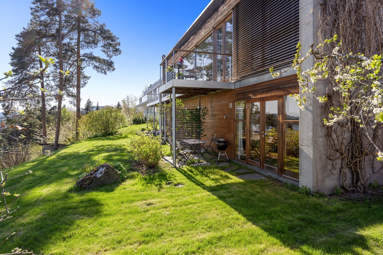 Meget pent opparbeidet tomt med frodig beplantning Galleribilde