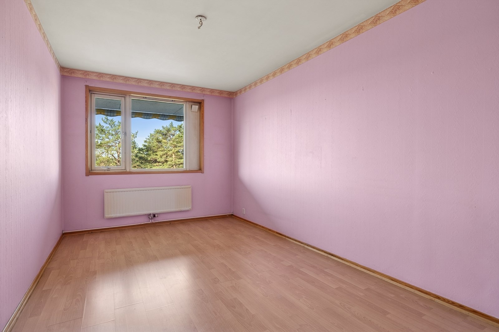 Soverommet har god plass til en dobbeltseng, nattbord og en garderobeløsning. Galleribilde