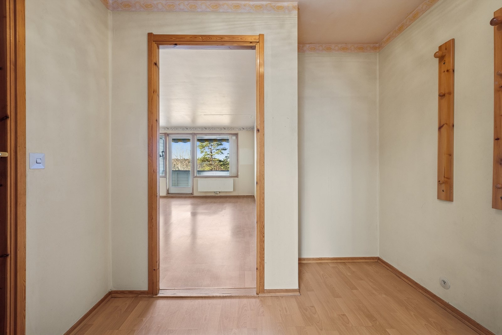 Boligen inneholder entré, gang, bod, soverom, bad og en åpen stue- og kjøkkenløsning. Galleribilde