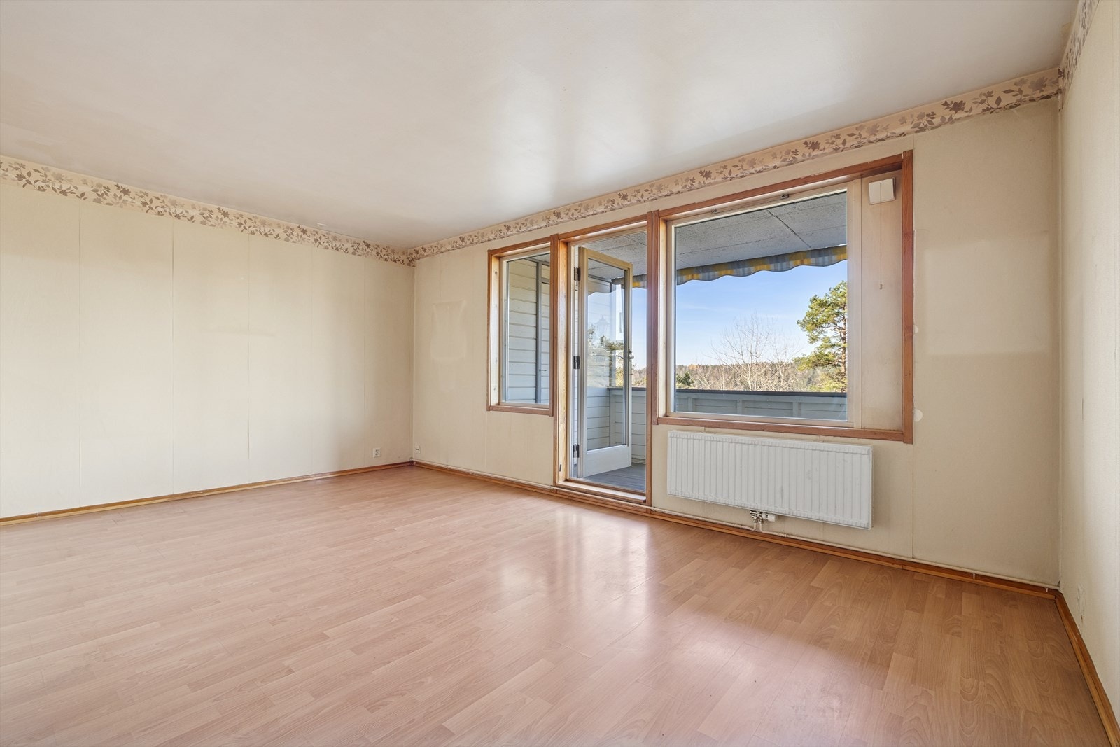 Stuen har god plass til en sittegruppe med tilhørende tv-møblement. Galleribilde