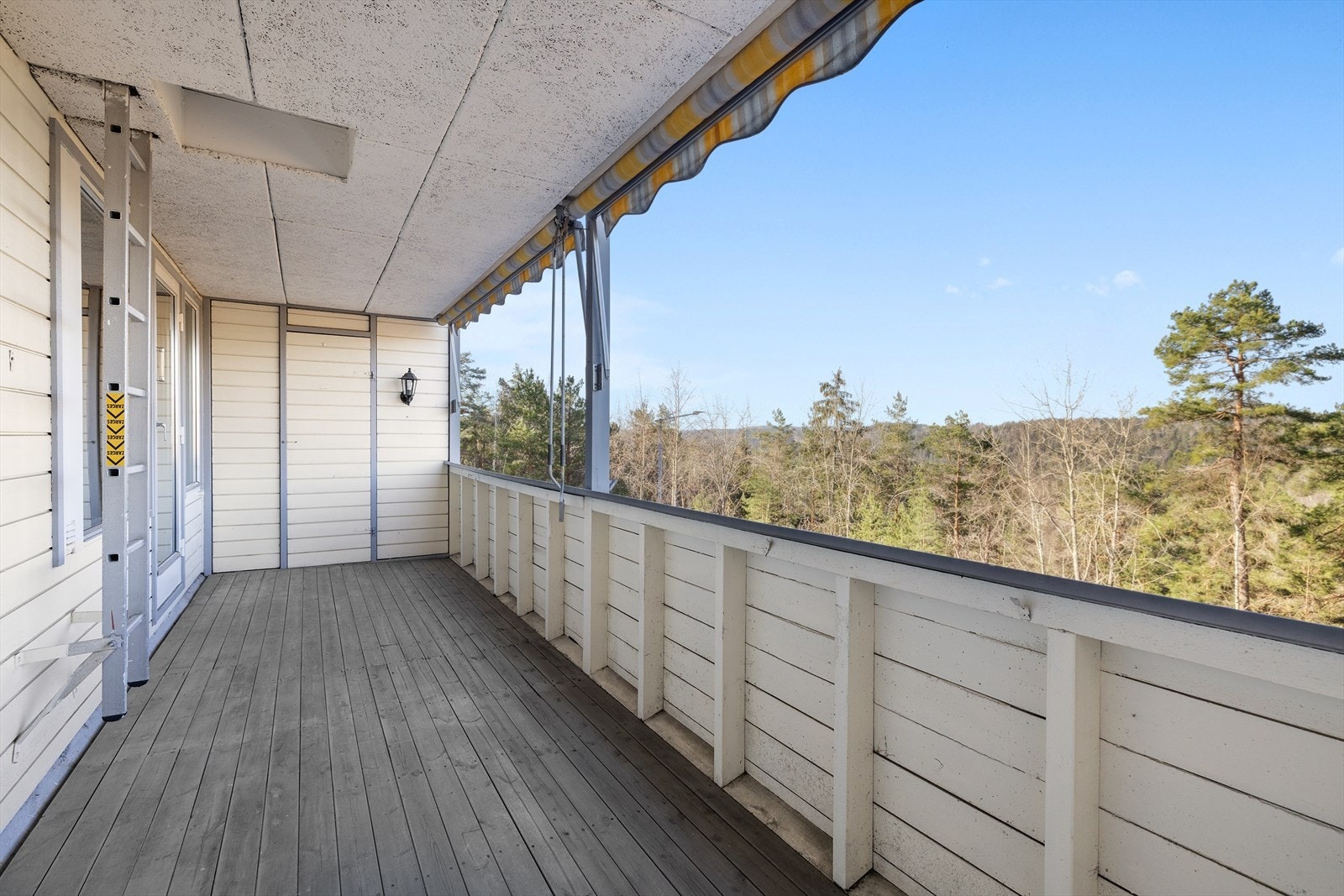 Fra stuen kommer man ut til en balkong på ca. 13,2 kvm. Galleribilde