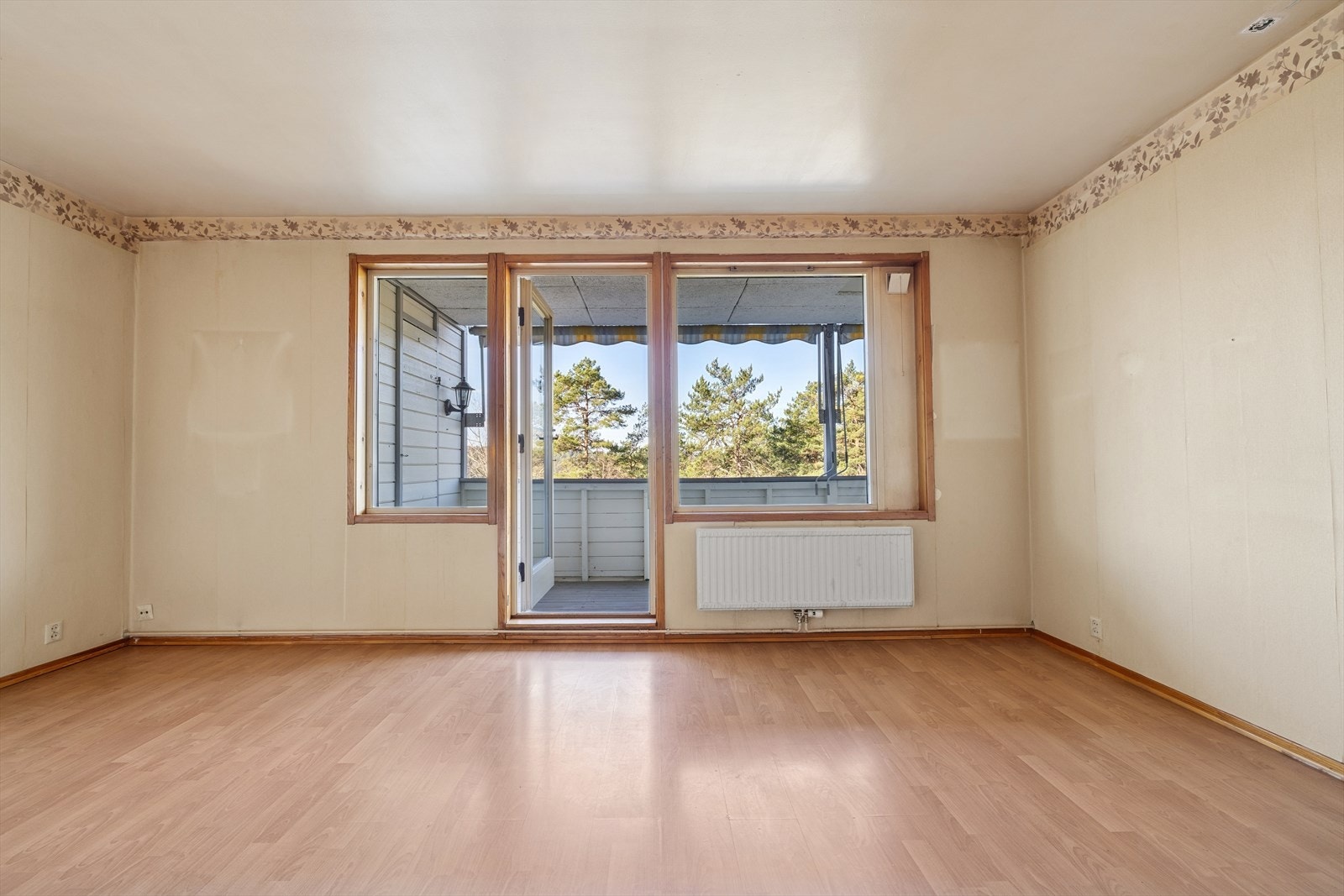 Boligen blir oppvarmet med vannbåren varme fra fjernvarmeanlegg, styrt av borettslaget. Galleribilde