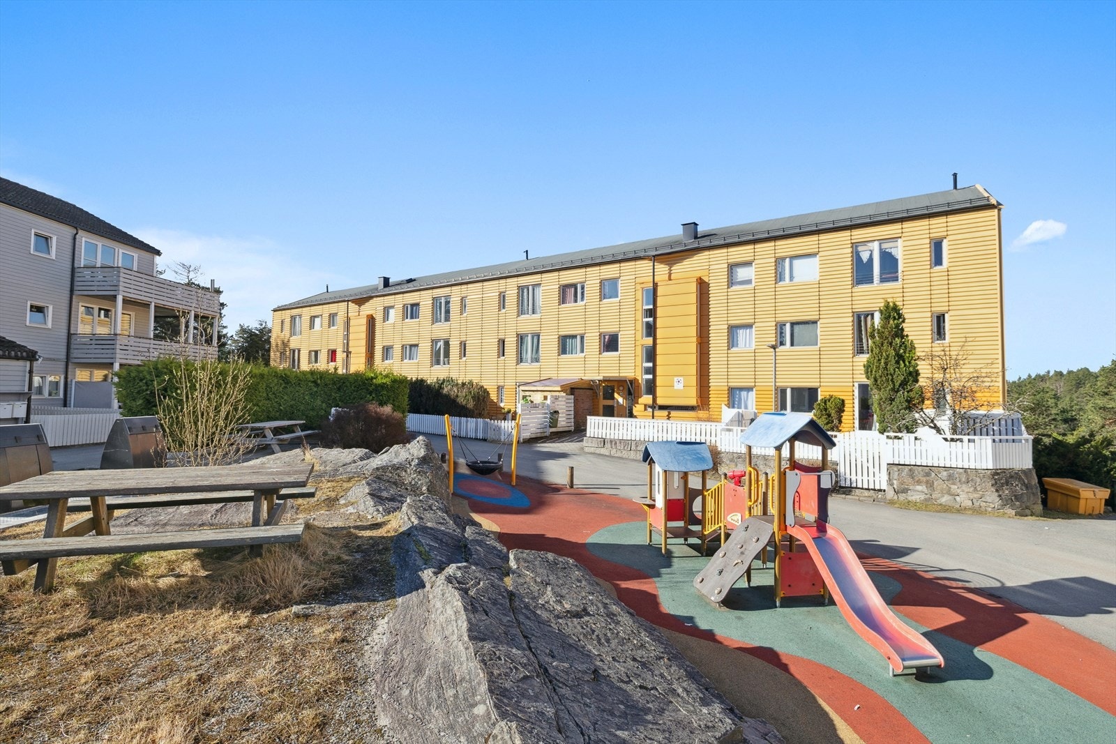 Fellesområdene er pent opparbeidet med lekeplass for de minste og sosiale møteplasser for de eldre. Galleribilde