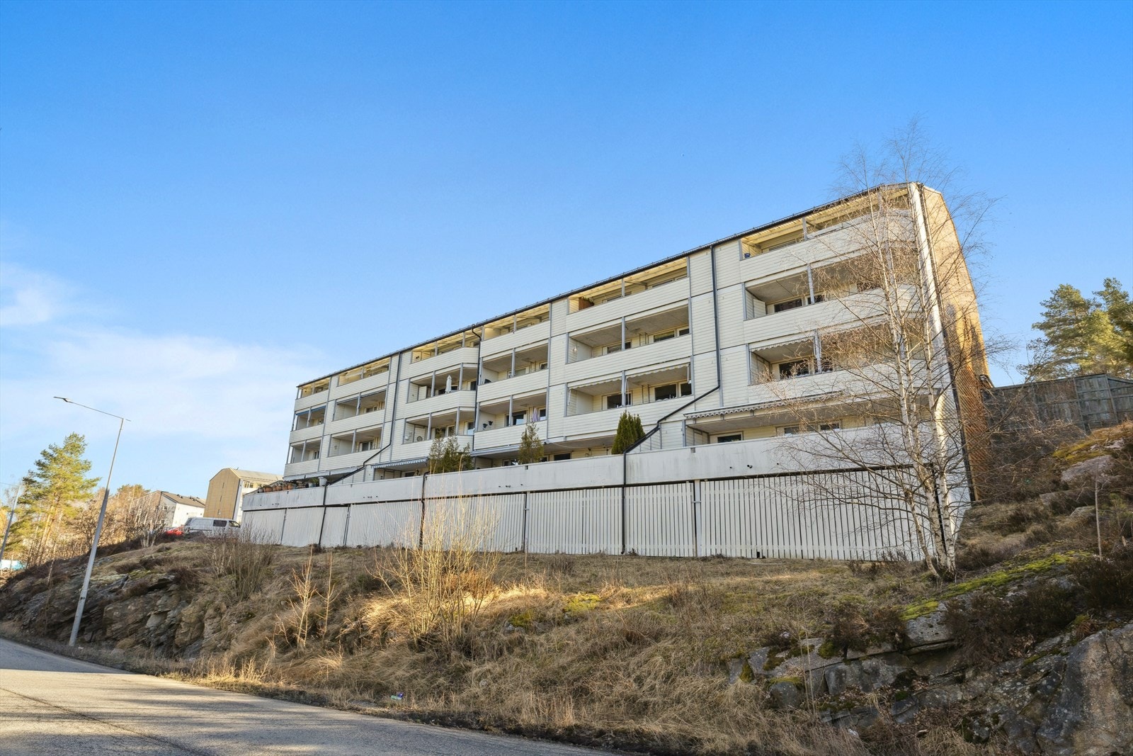 Leiligheten ligger i en høy 1.etasje med felles parkeringskjeller under. Galleribilde