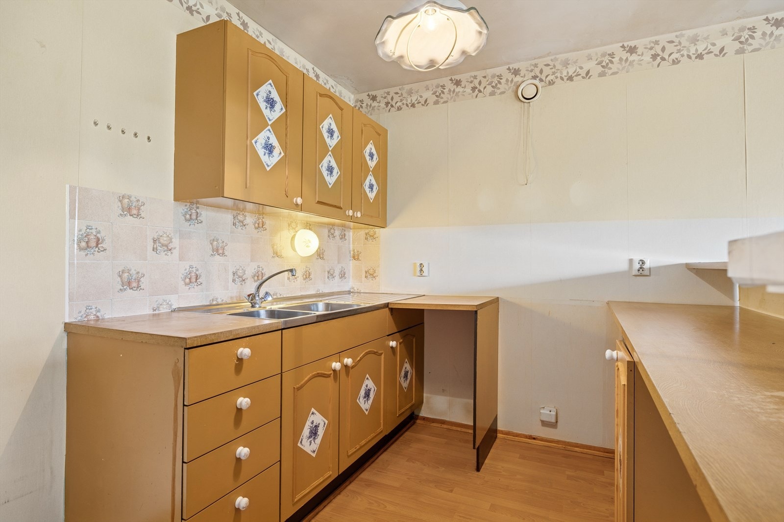 Her kan man f.eks utnytte plassen med takhøye skap og U-formet kjøkken. Galleribilde