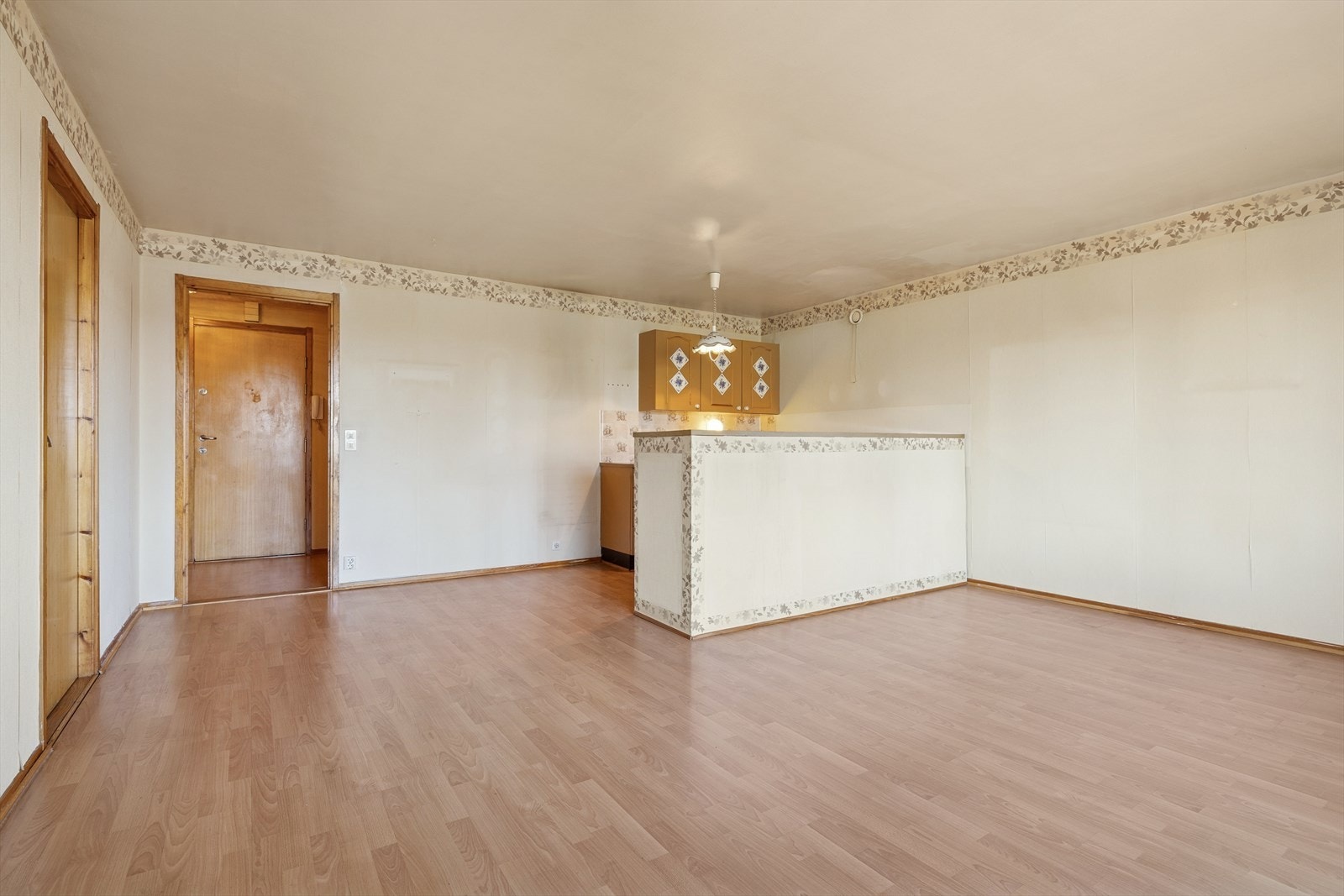 Videre kommer man inn til en åpen stue- og kjøkkenløsning. Galleribilde