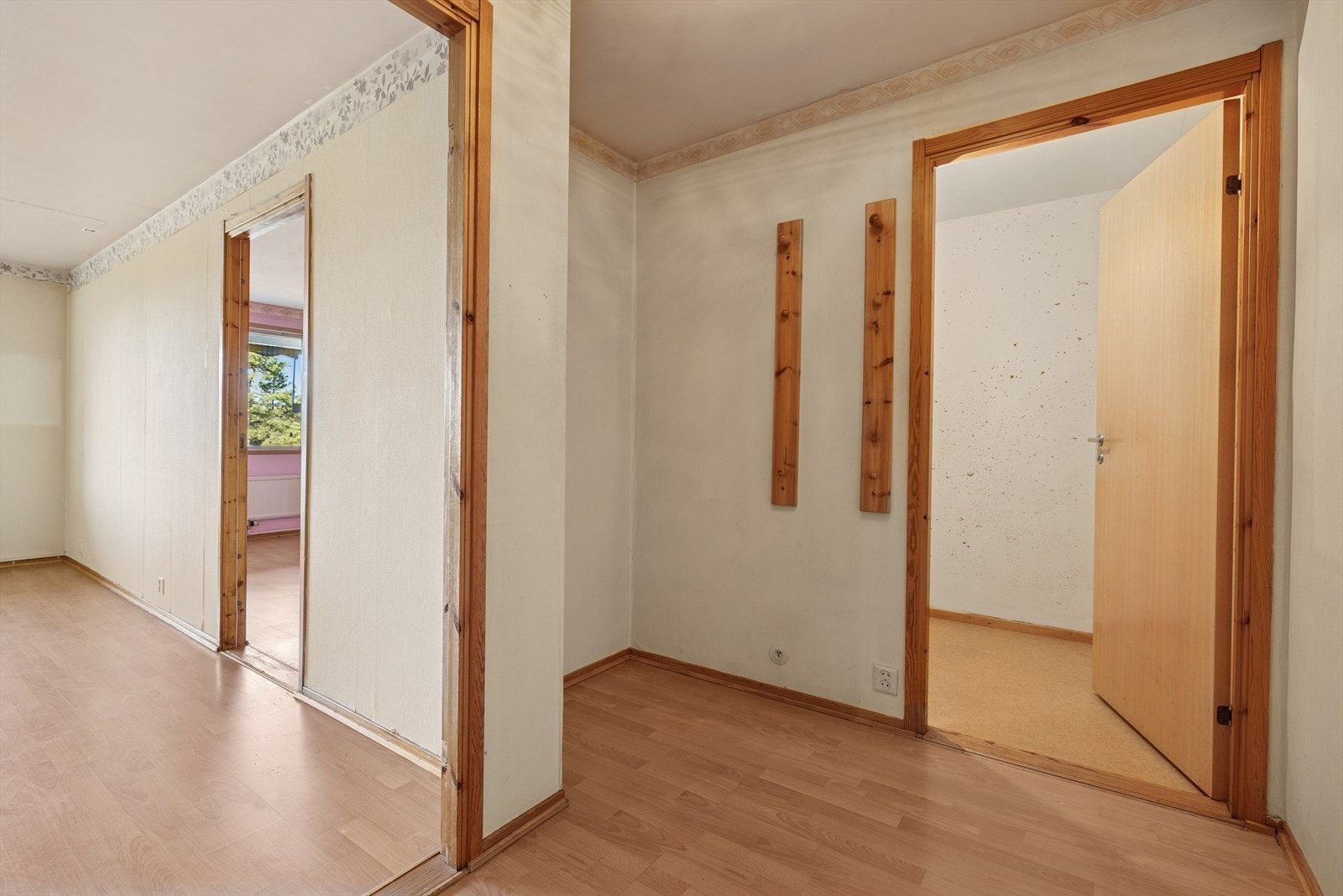 Entréen har god plass til å henge fra seg yttertøy og sko, eventuelt sette opp et garderobeskap for ekstra oppbevaring. Innenfor entréen er det en innvendig bod. Galleribilde