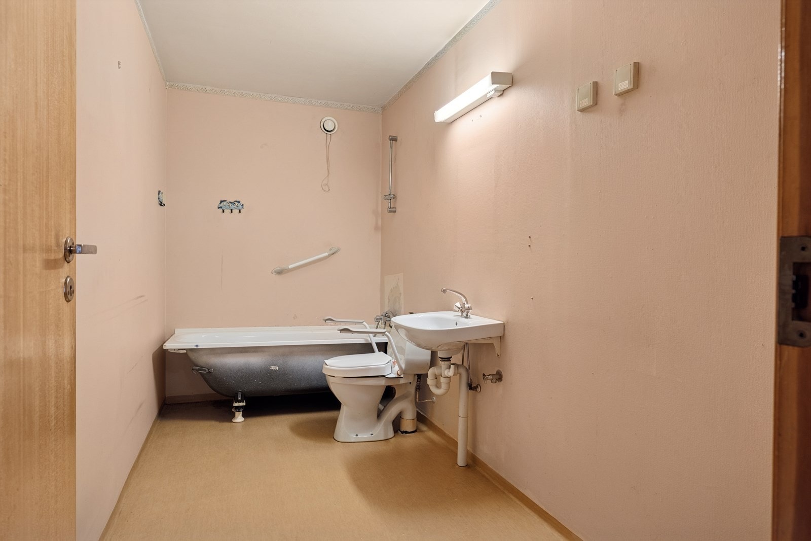 Badet er i enkel utførelse og trenger total oppussing. Galleribilde