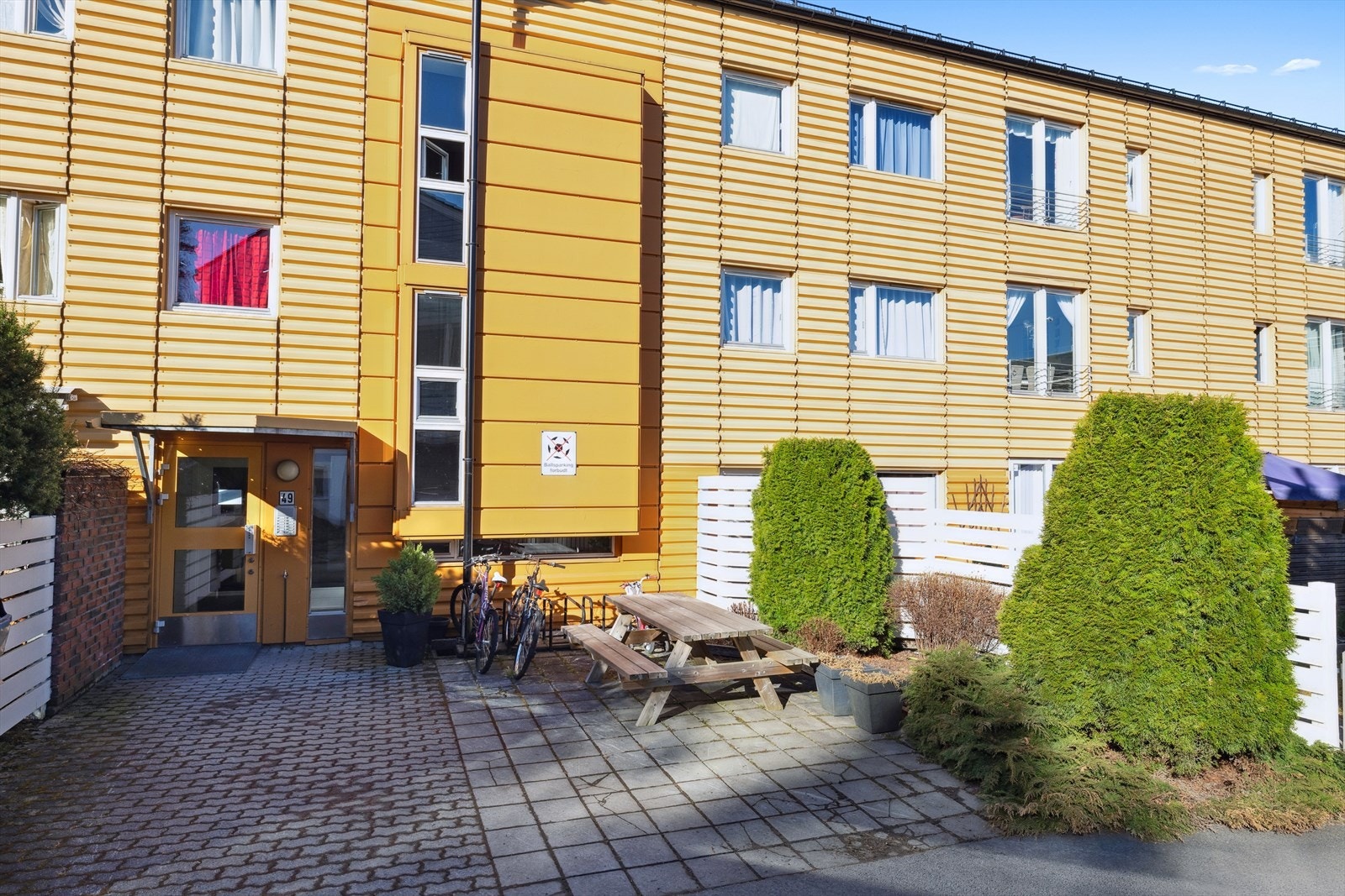 Boligen har en sentral beliggenhet i et veletablert, barnevennlig og trafikkskjermet boligområde på Holmlia. Galleribilde