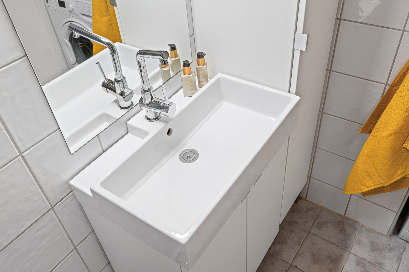 Servant med underskap og ekstra skap langs vegg. Galleribilde