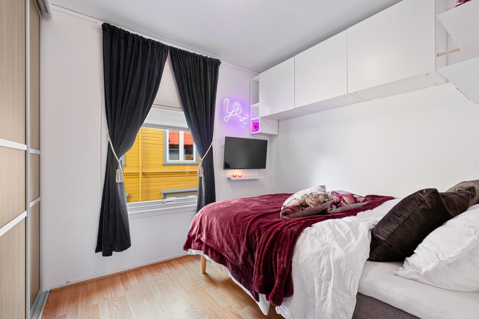 Rikelig med lagringsplass i vegghengte hyller. Galleribilde